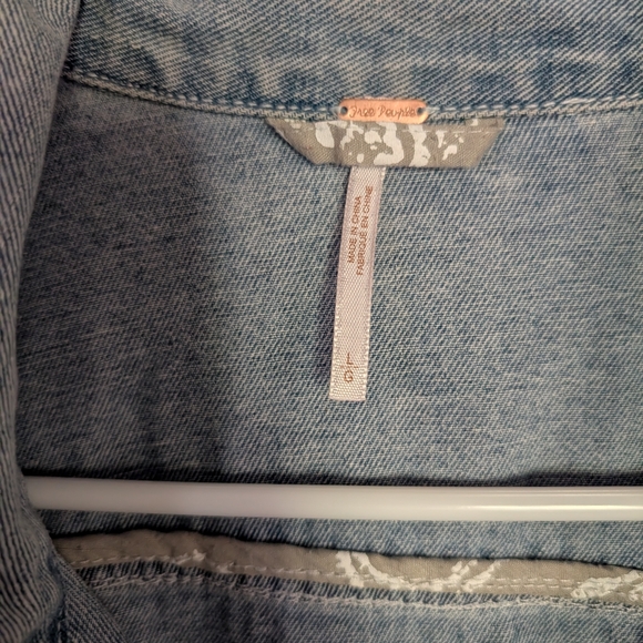 Free People Collared Jean Denim Jacket - size  large - NWOT - Picture 3 of 4